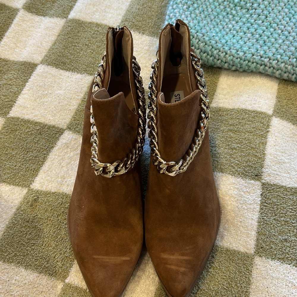 BROWN SIZE 9 STEVE MADDEN BOOTIES WITH CHAIN. Never worn - Picture 3 of 4